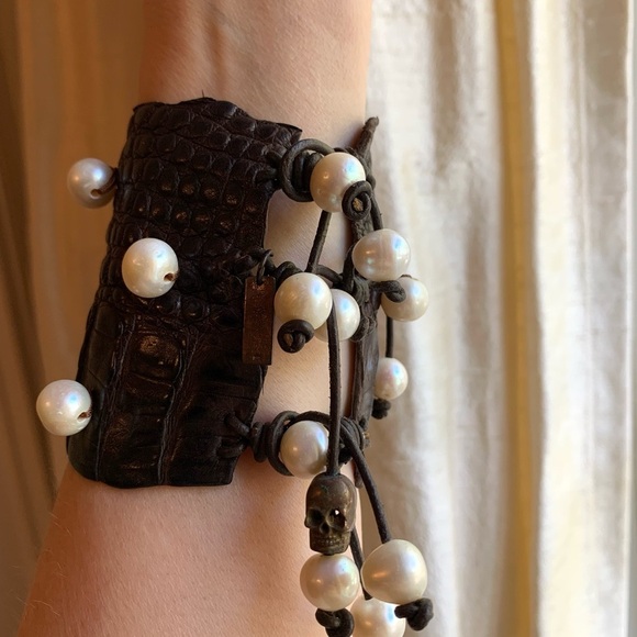 Sweet Olive Crocodile Cuff with Large Fresh Water Pearls - Picture 2 of 6